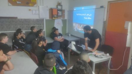 القدس : نشاط توعوي للشرطة في مدرسة المجد بمخيم شعفاط